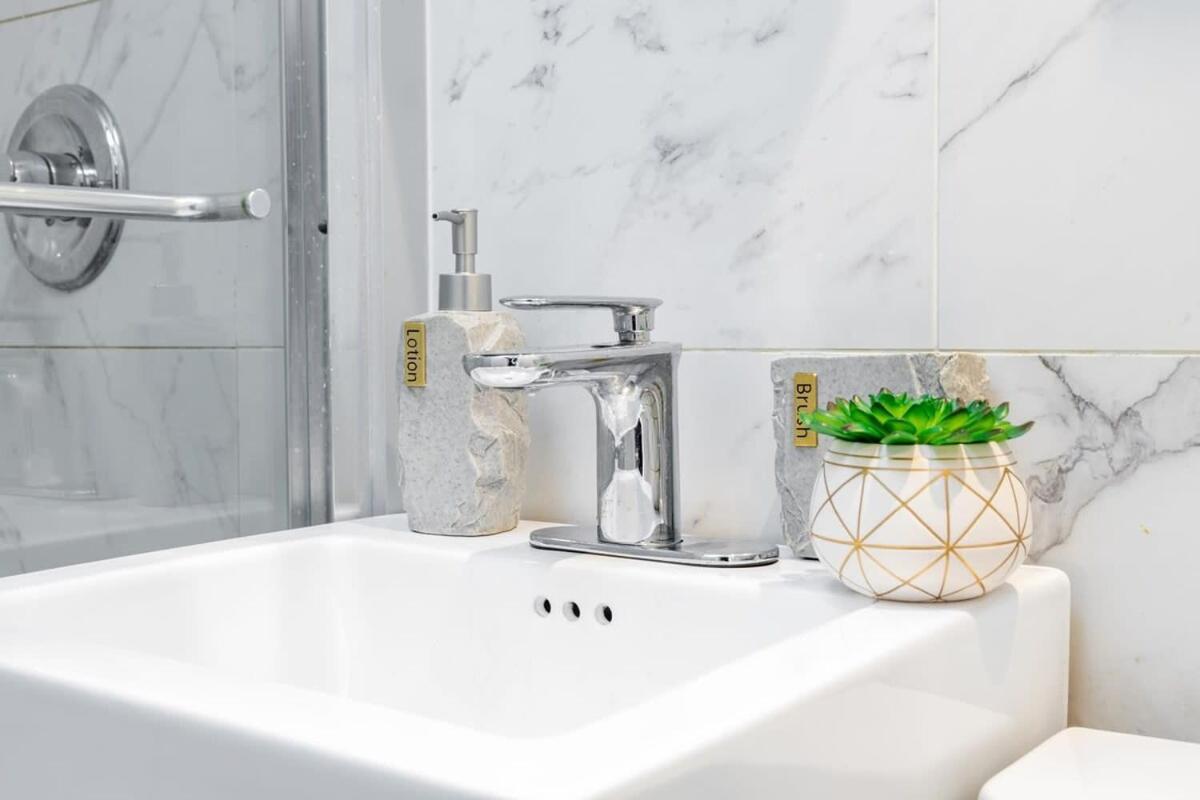 69-5c Festive Comfort Brand New 1br Lower East Side Christmas Ready *
