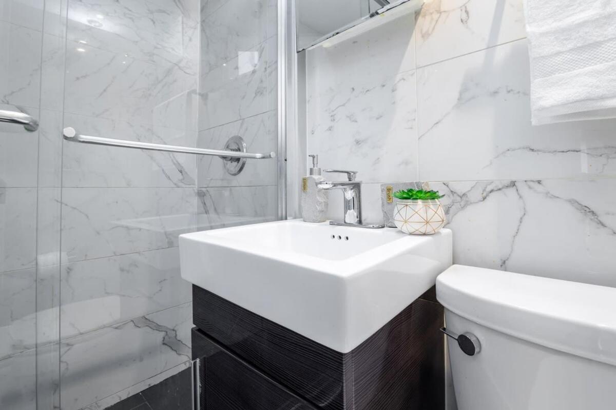 69-5c Festive Comfort Brand New 1br Lower East Side Christmas Ready