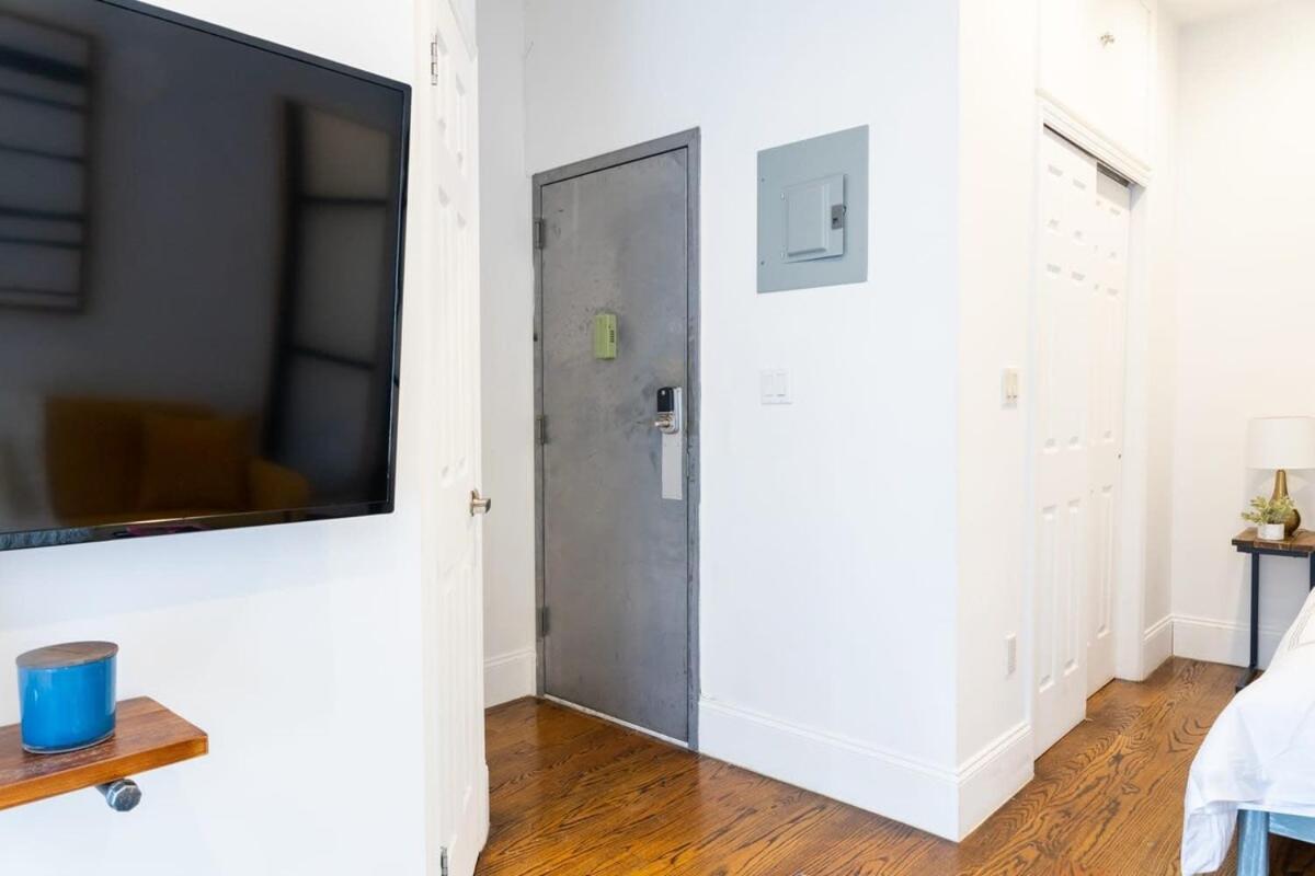 69-5c Festive Comfort Brand New 1br Lower East Side Christmas Ready Apartment