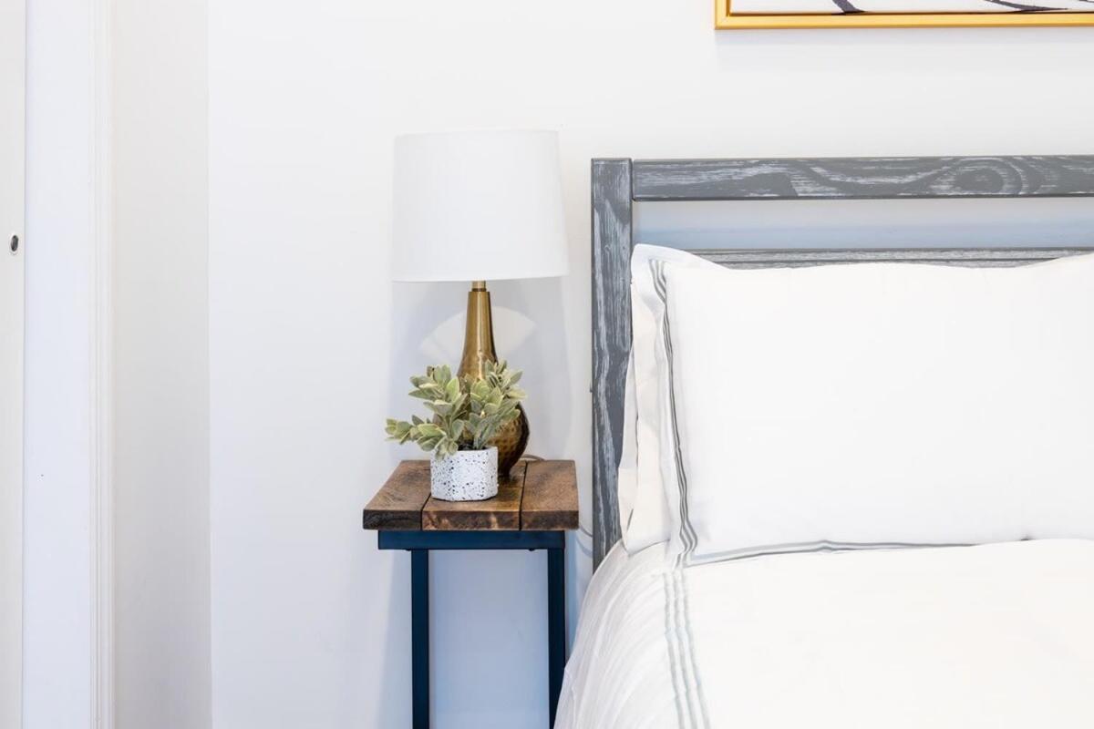 69-5c Festive Comfort Brand New 1br Lower East Side Christmas Ready