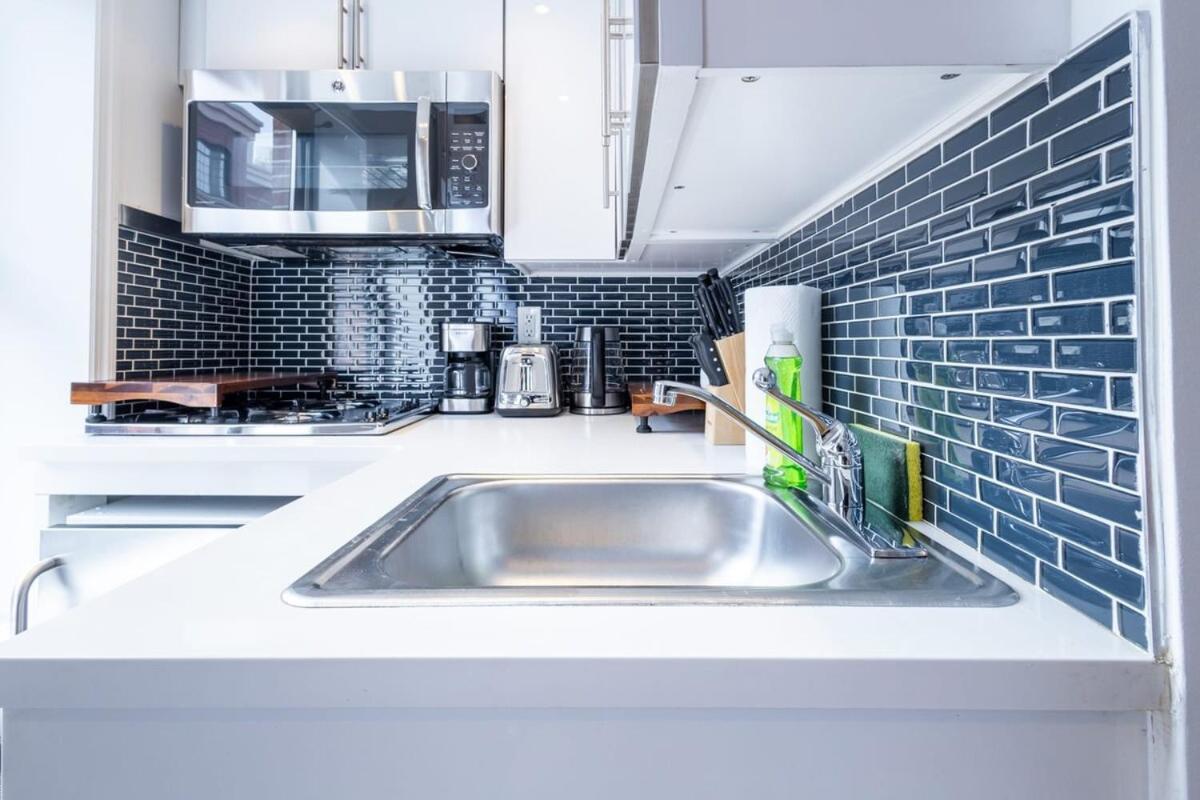 69-5c Festive Comfort Brand New 1br Lower East Side Christmas Ready